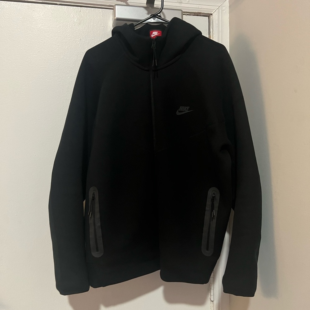 (SOLD) Black Nike Tech Fleece New Season 2024